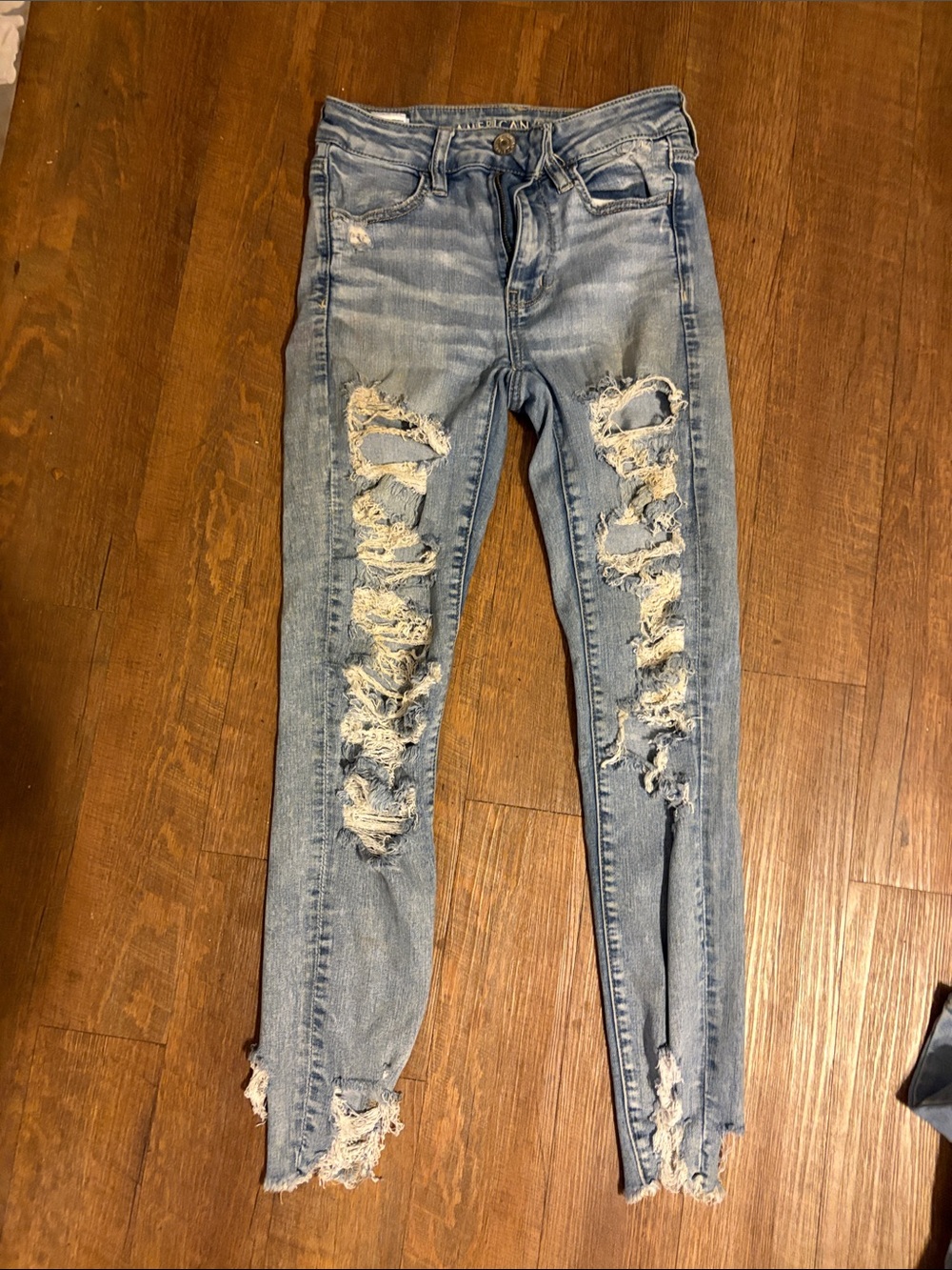 American Eagle Outfitters Light Blue Ripped Skinny Jeans 👖 size 2 short